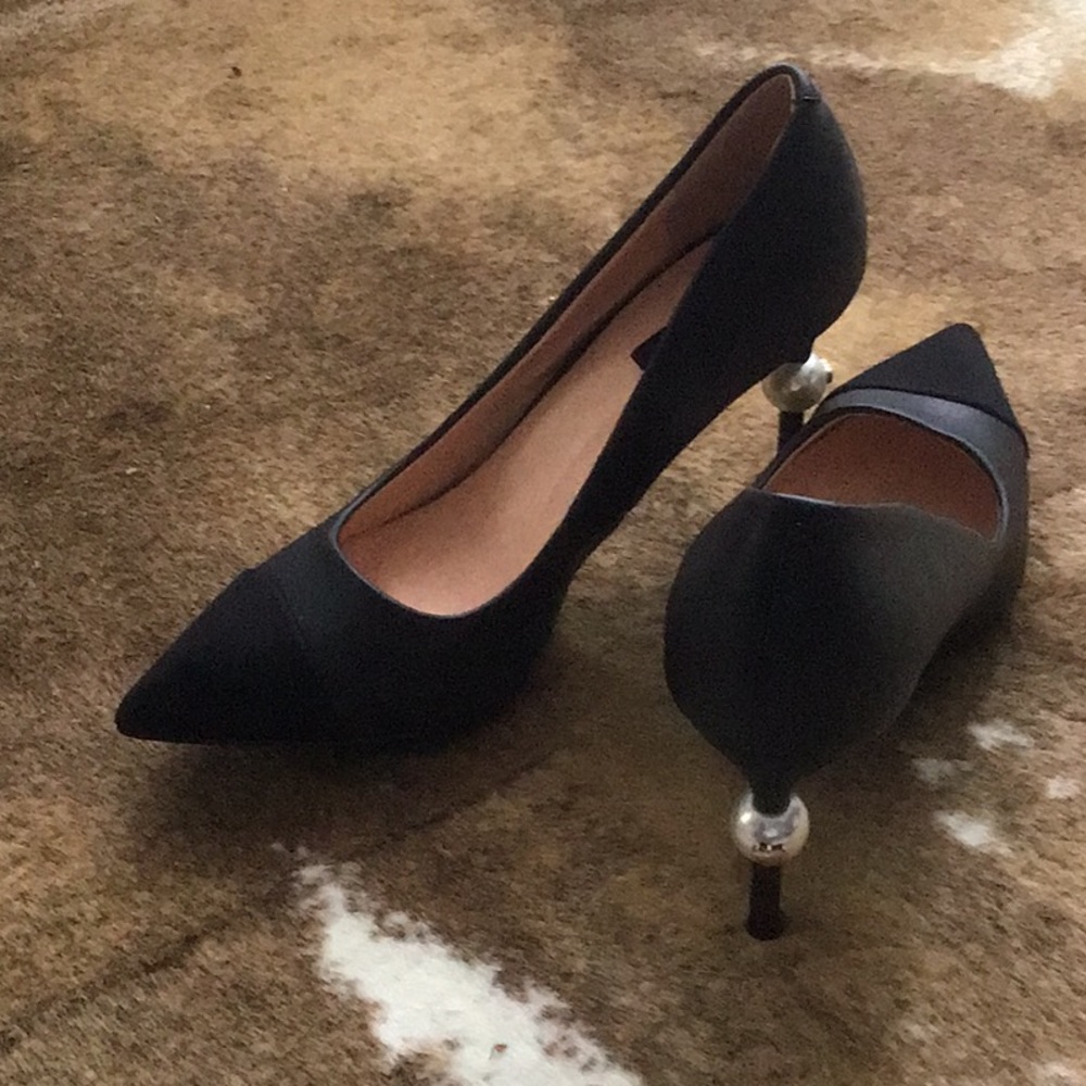 Black heels with pearl